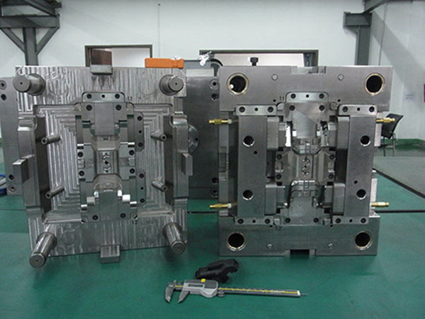 Plastic molds are widely used in daily life and industry